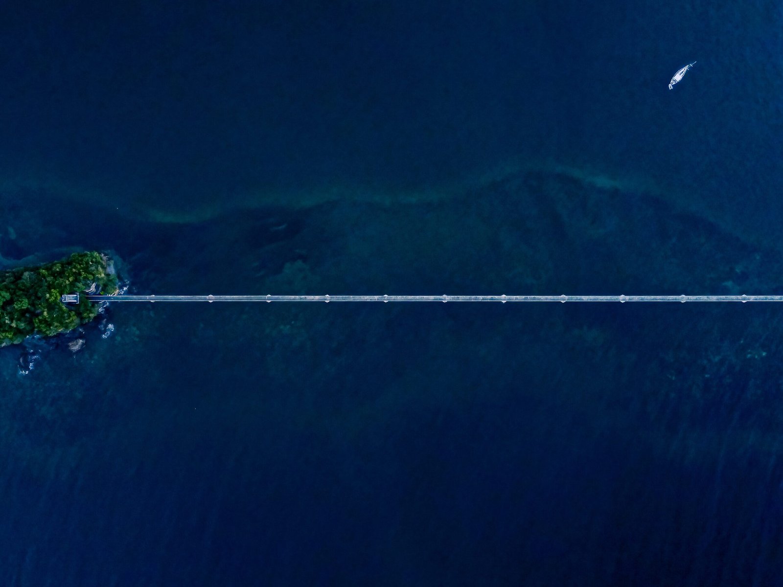 Infographic showing steps in satellite decommissioning