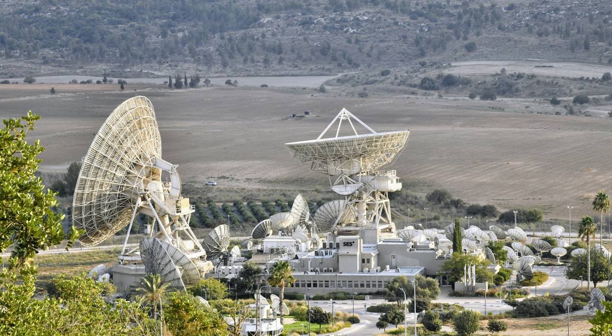 Graph illustrating trends in satellite insurance premium rates