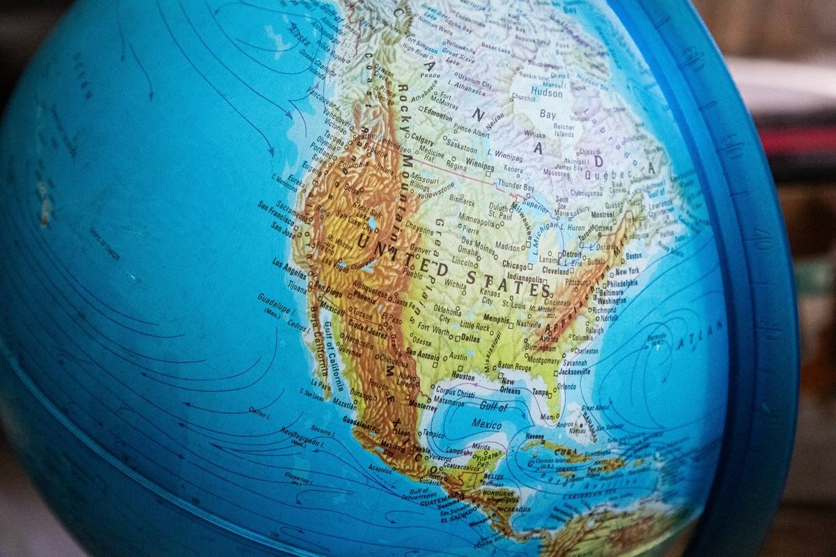 Bar chart showing causes of data loss in earth observation: 32% ground segment failure, 28% cloud storage corruption, 22% transmission interference, 18% human error
