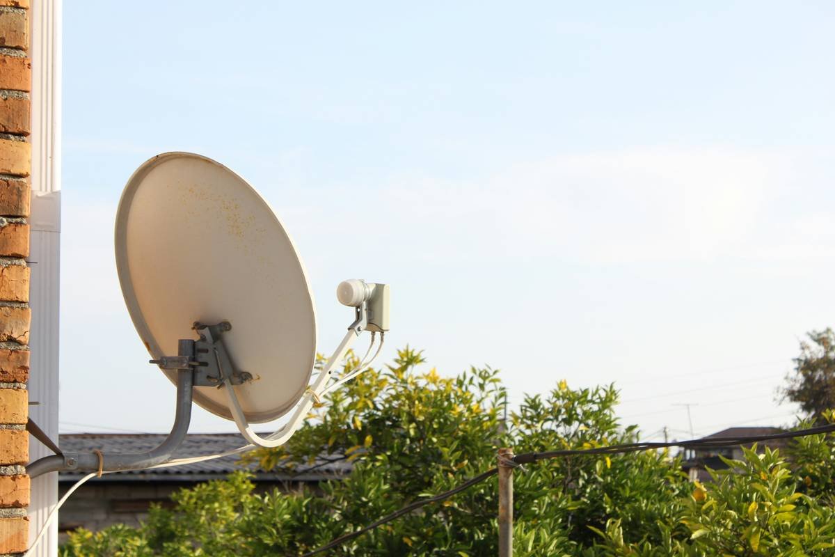 Bar chart comparing monthly data allowances and throttling thresholds for major satellite providers including Starlink, Viasat, HughesNet, and AST SpaceMobile