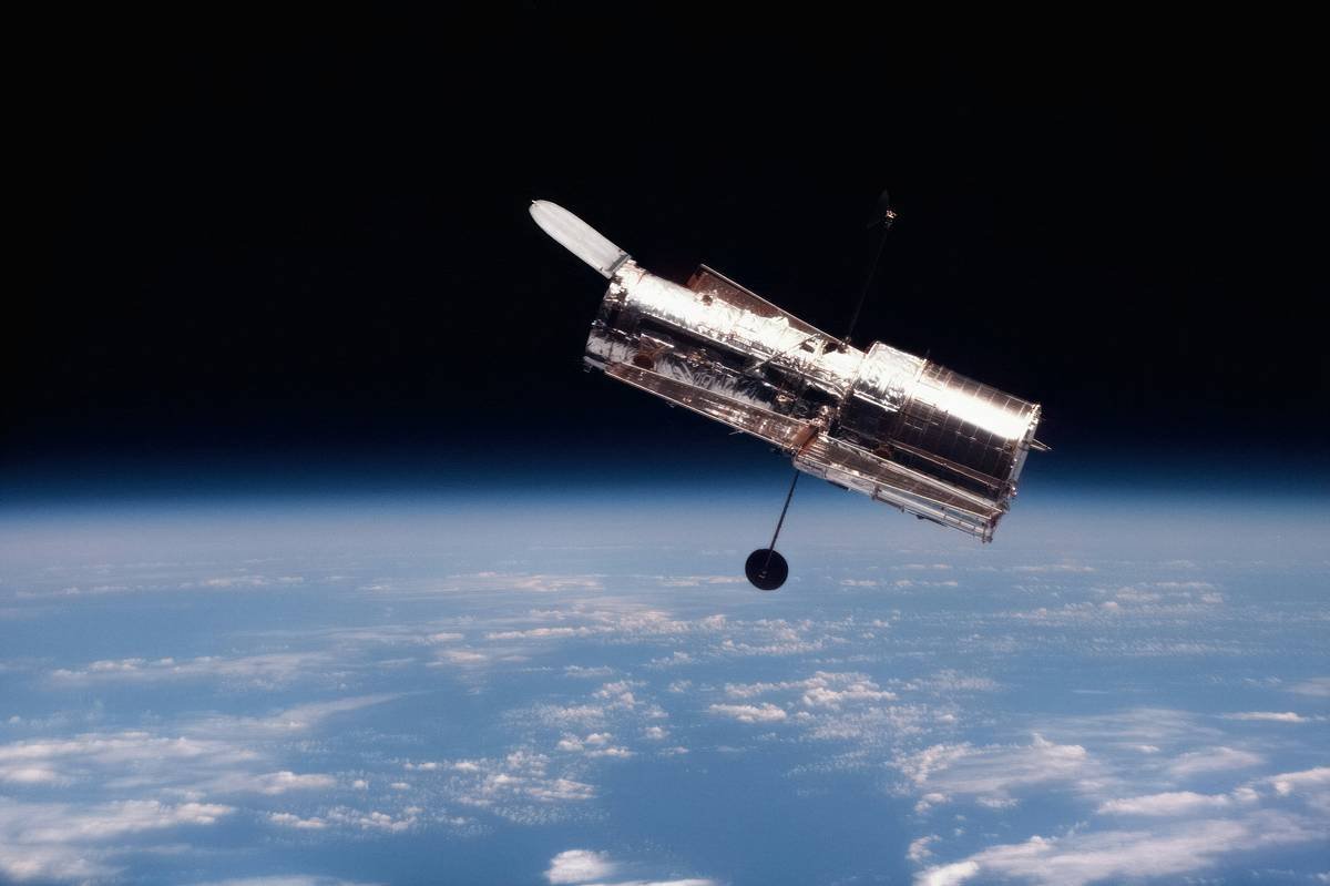 Hubble After Servicing Mission 2 (1997) Caption The Hubble Space Telescope hovers at the boundary of Earth and space in this picture, taken after Hubble's second servicing mission (SM2, STS-82) in 1997. Hubble drifts 343 miles (552 km) above the Earth's surface, where it can avoid the atmosphere and clearly see objects in space.
